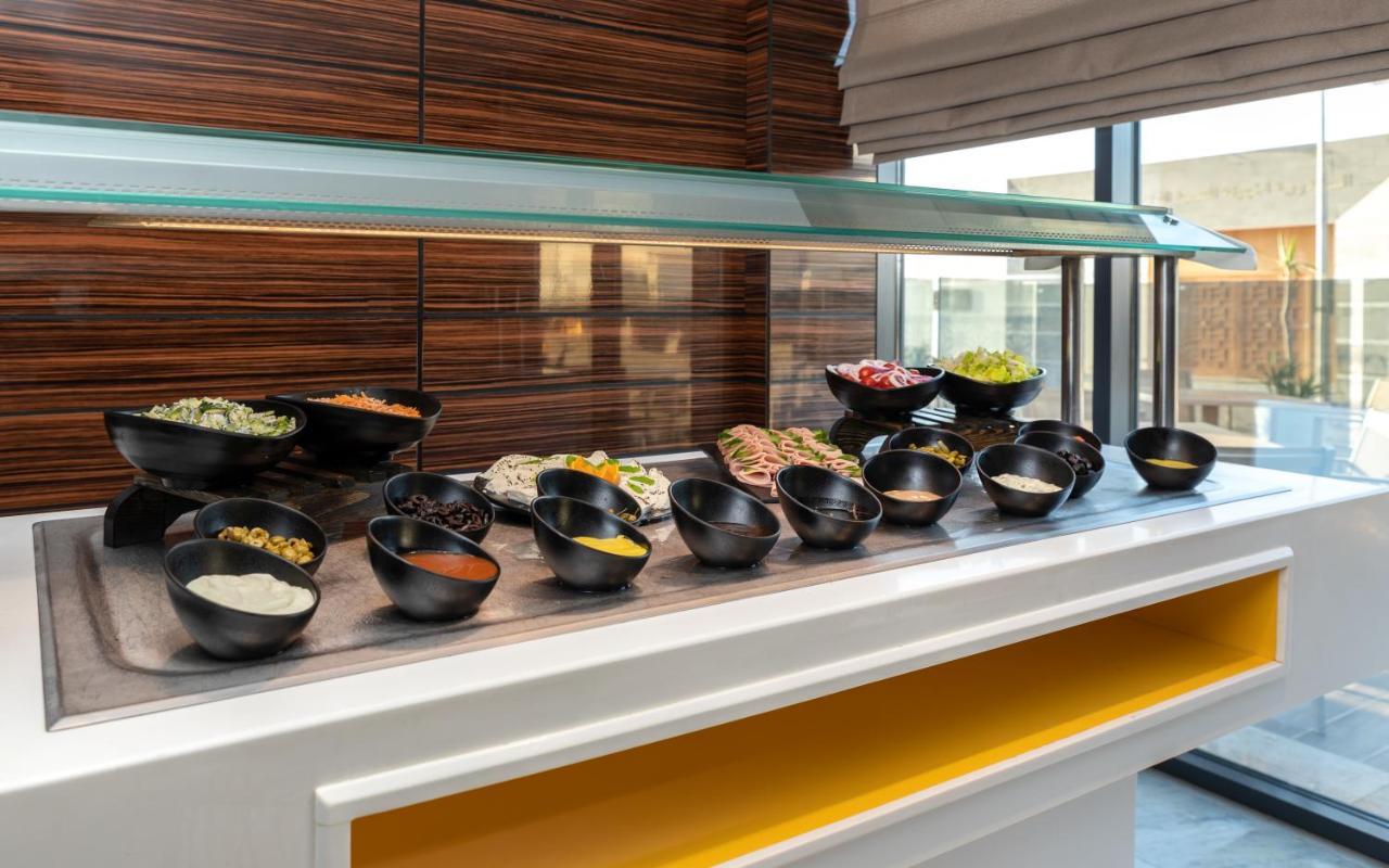 Radisson Hotel Sfax Exterior foto A salad bar