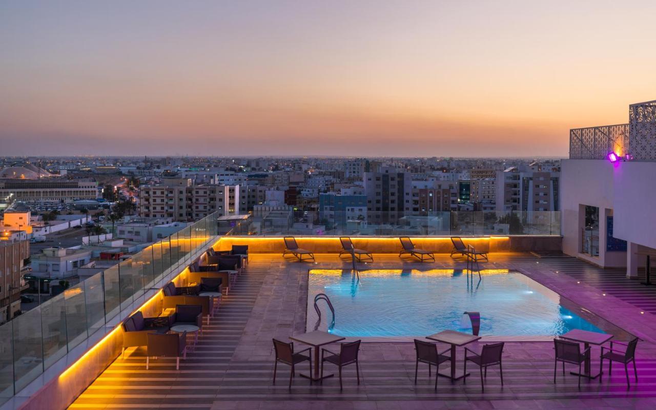Radisson Hotel Sfax Exterior foto Rooftop pool at the hotel