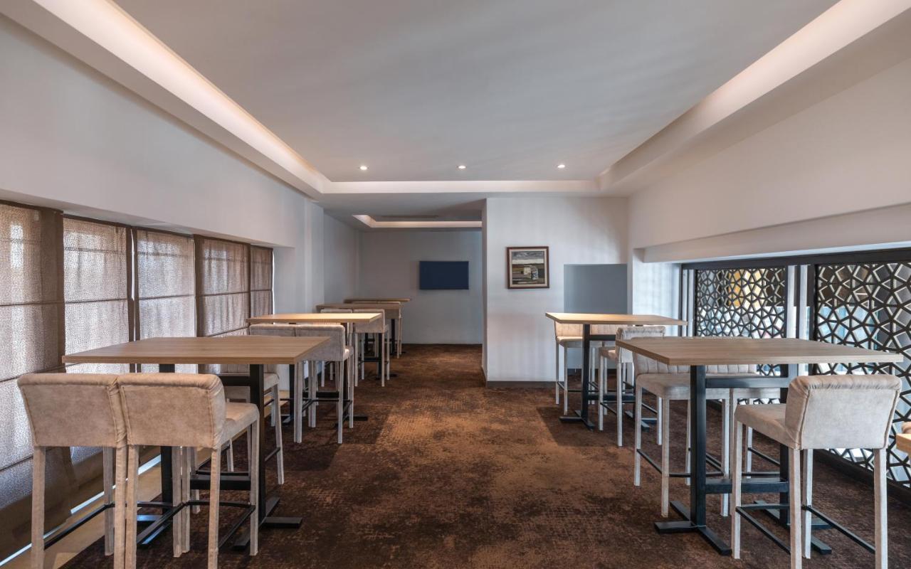 Radisson Hotel Sfax Exterior foto The lounge at the airport