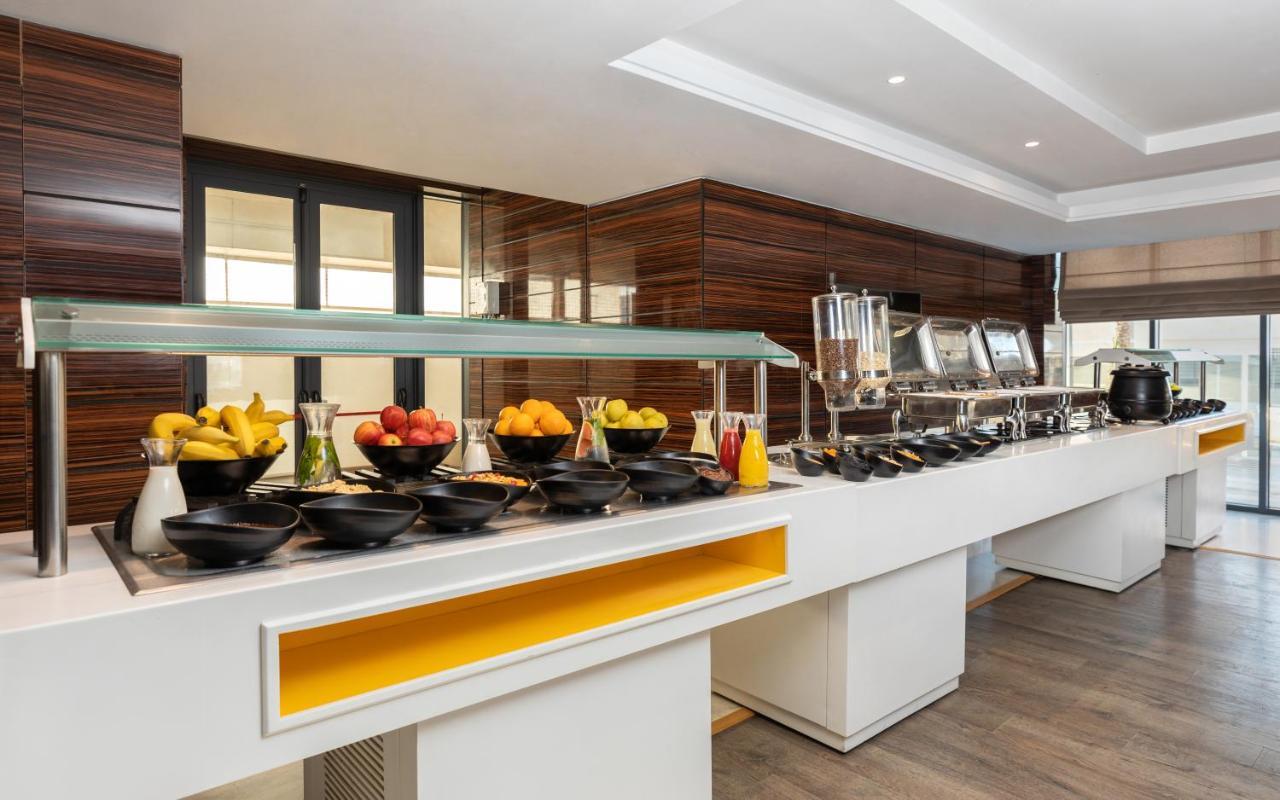 Radisson Hotel Sfax Exterior foto A buffet at a hotel