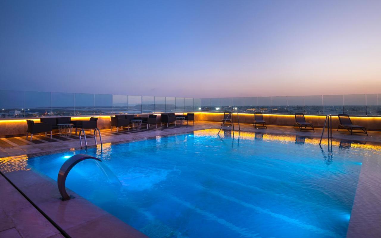 Radisson Hotel Sfax Exterior foto The pool at the rooftop bar