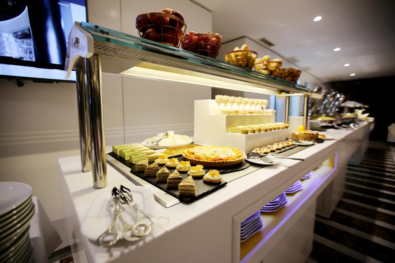 Radisson Hotel Sfax Exterior foto A buffet at a hotel