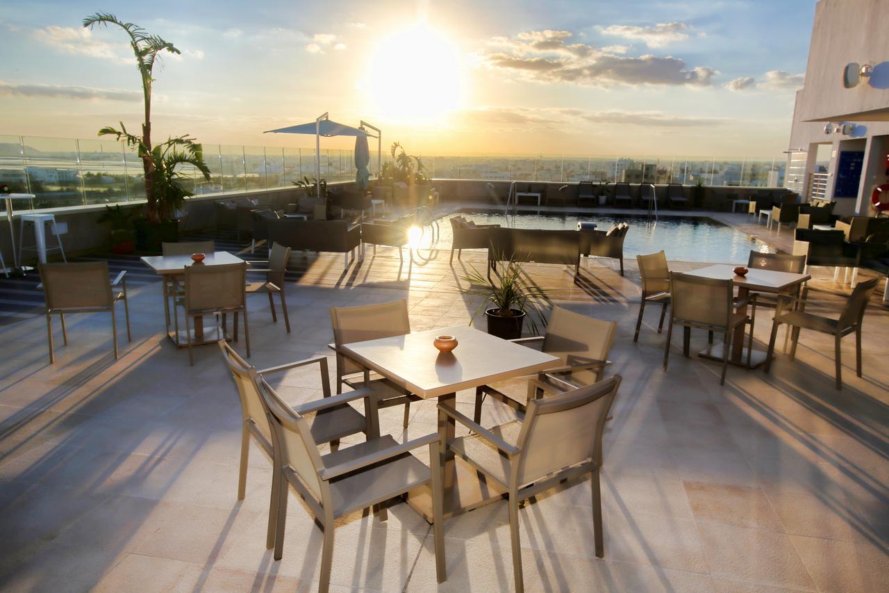 Radisson Hotel Sfax Exterior foto Rooftop pool at the hotel