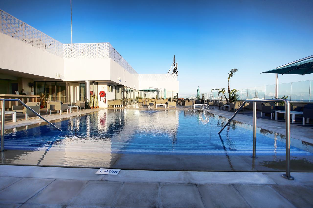 Radisson Hotel Sfax Exterior foto The rooftop pool at the hotel